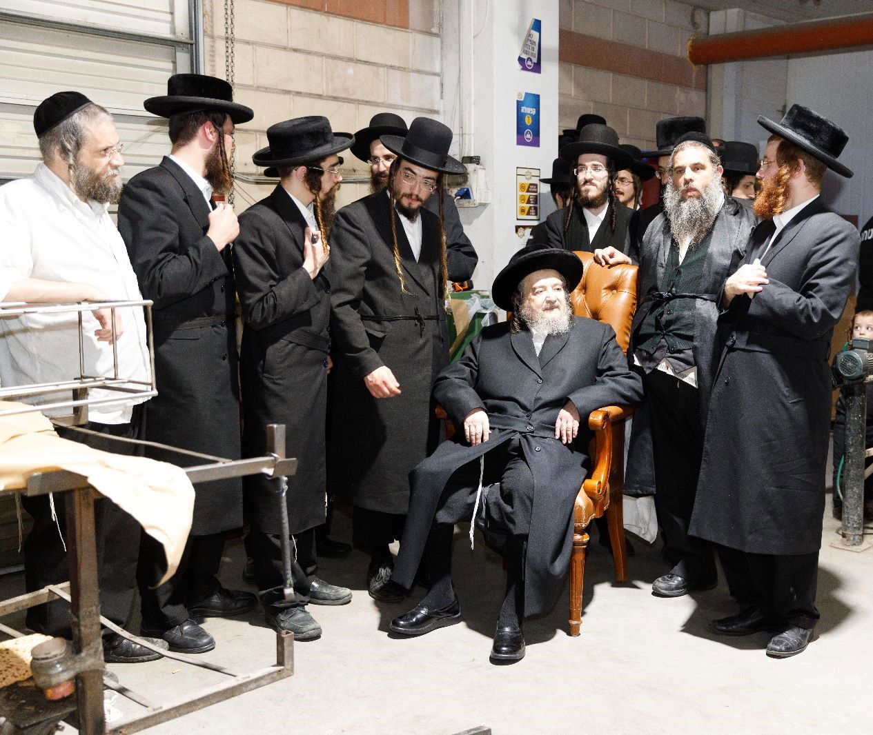 הגה"צ רבי יעקב מאיר שכטר באפיית המצות • תיעוד