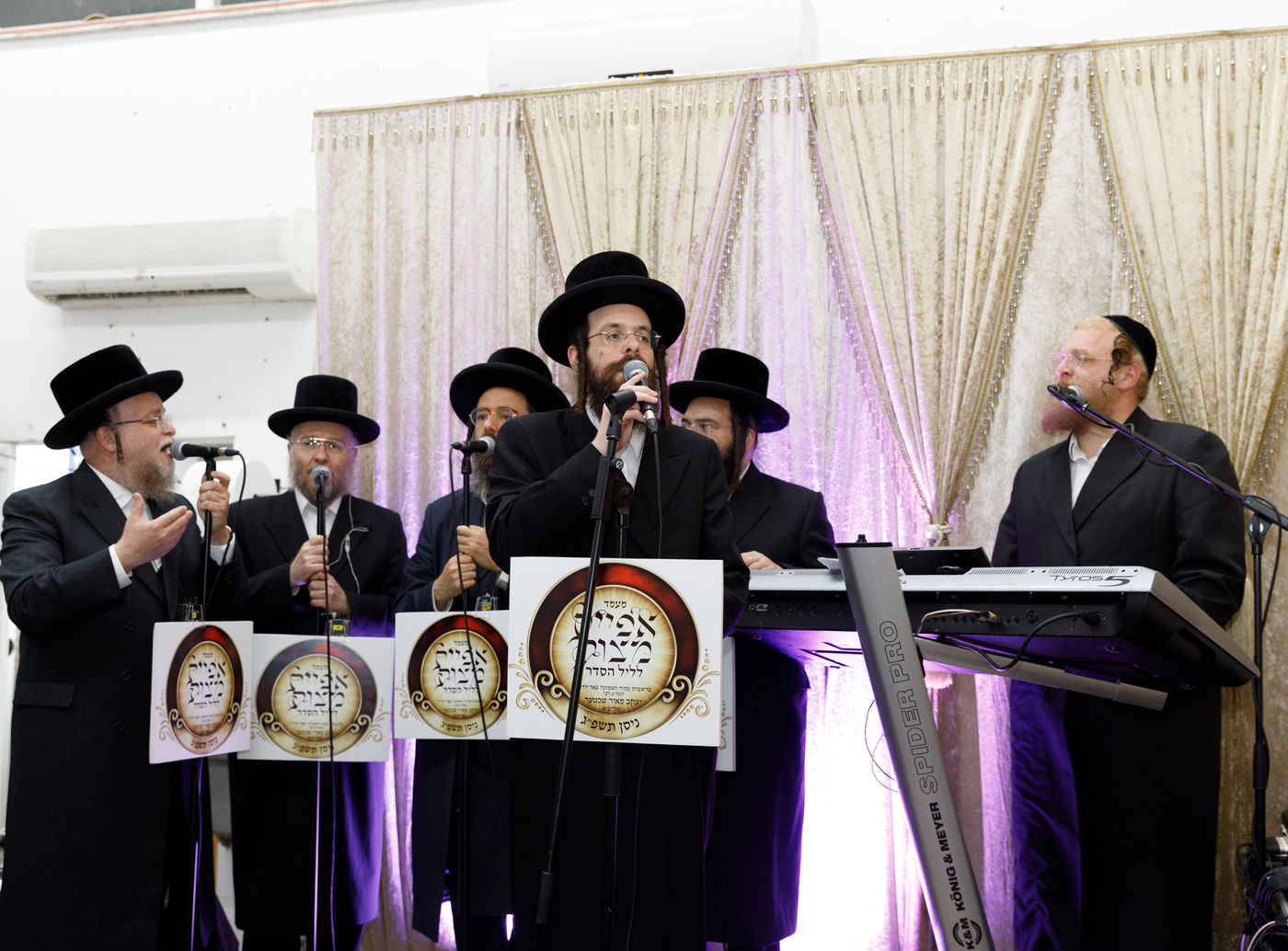 הגה"צ רבי יעקב מאיר שכטר באפיית המצות • תיעוד