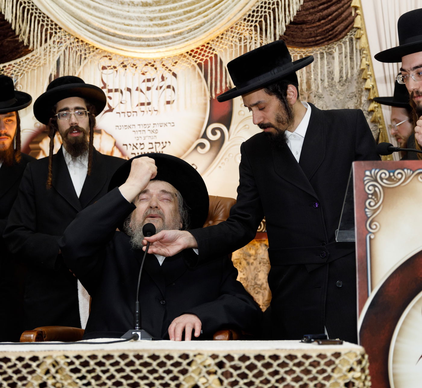 הגה"צ רבי יעקב מאיר שכטר באפיית המצות • תיעוד