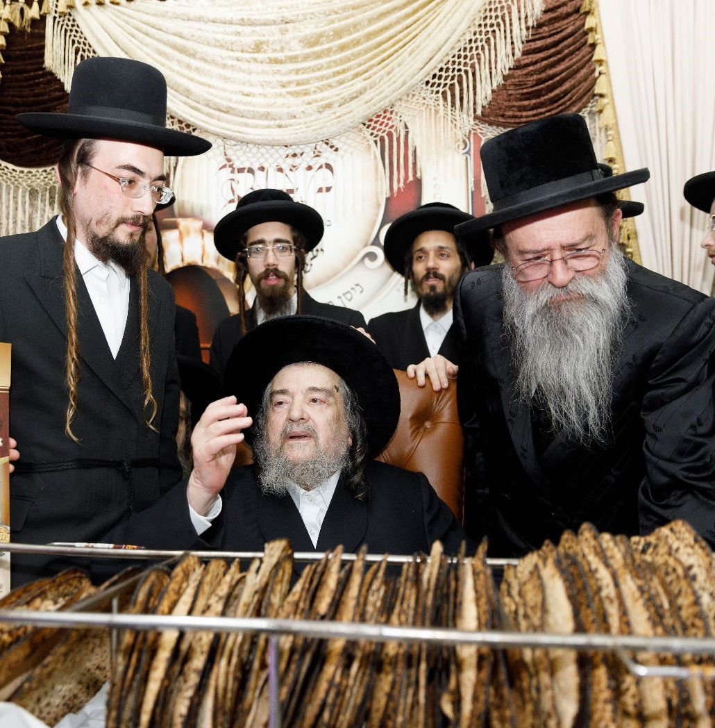 הגה"צ רבי יעקב מאיר שכטר באפיית המצות • תיעוד