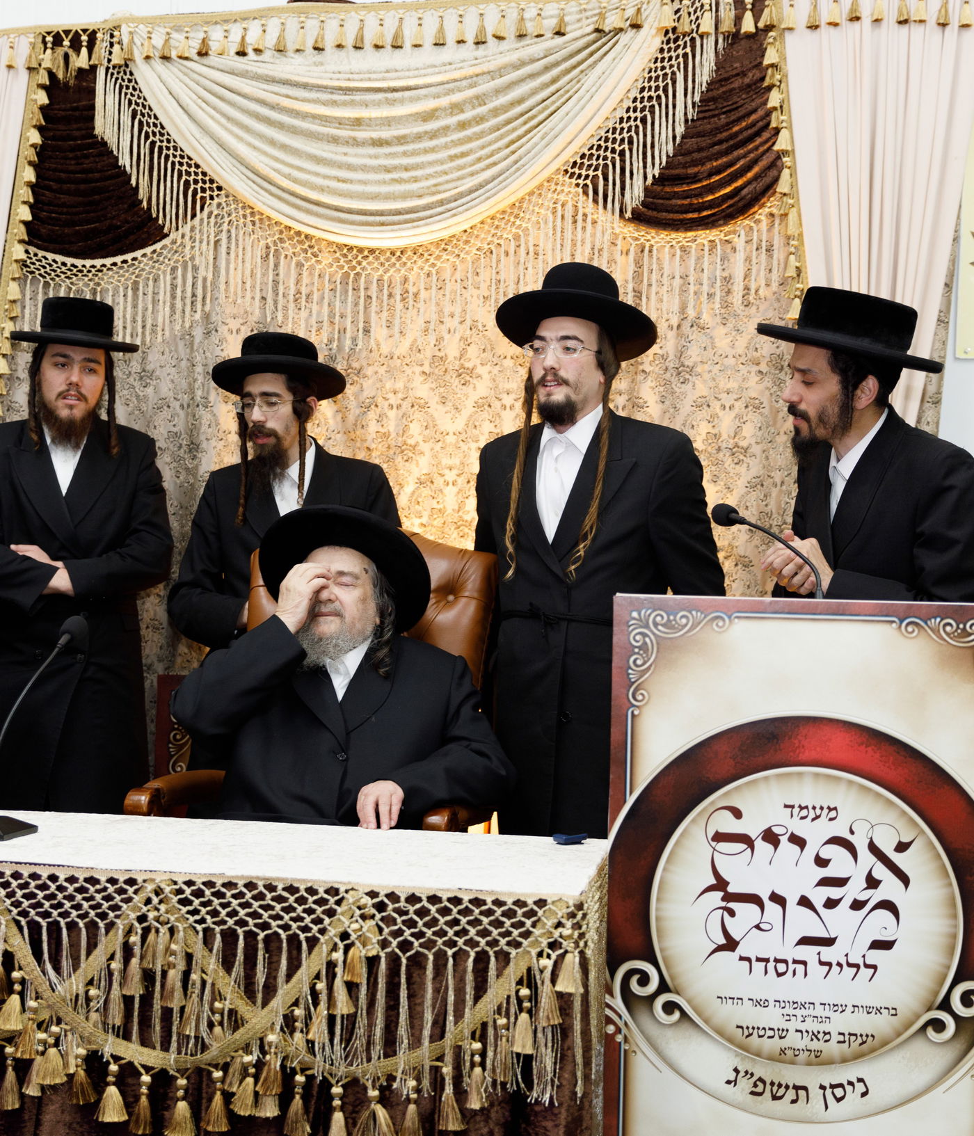 הגה"צ רבי יעקב מאיר שכטר באפיית המצות • תיעוד