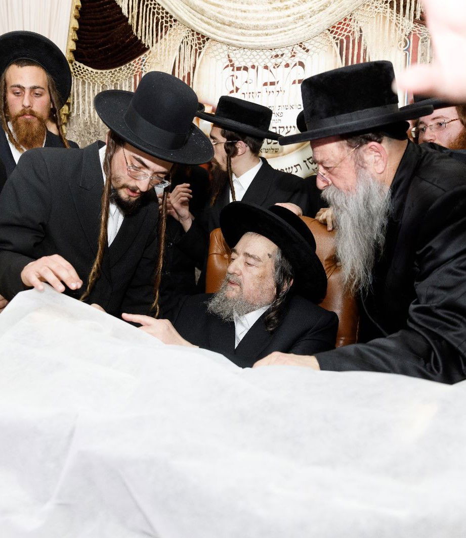 הגה"צ רבי יעקב מאיר שכטר באפיית המצות • תיעוד