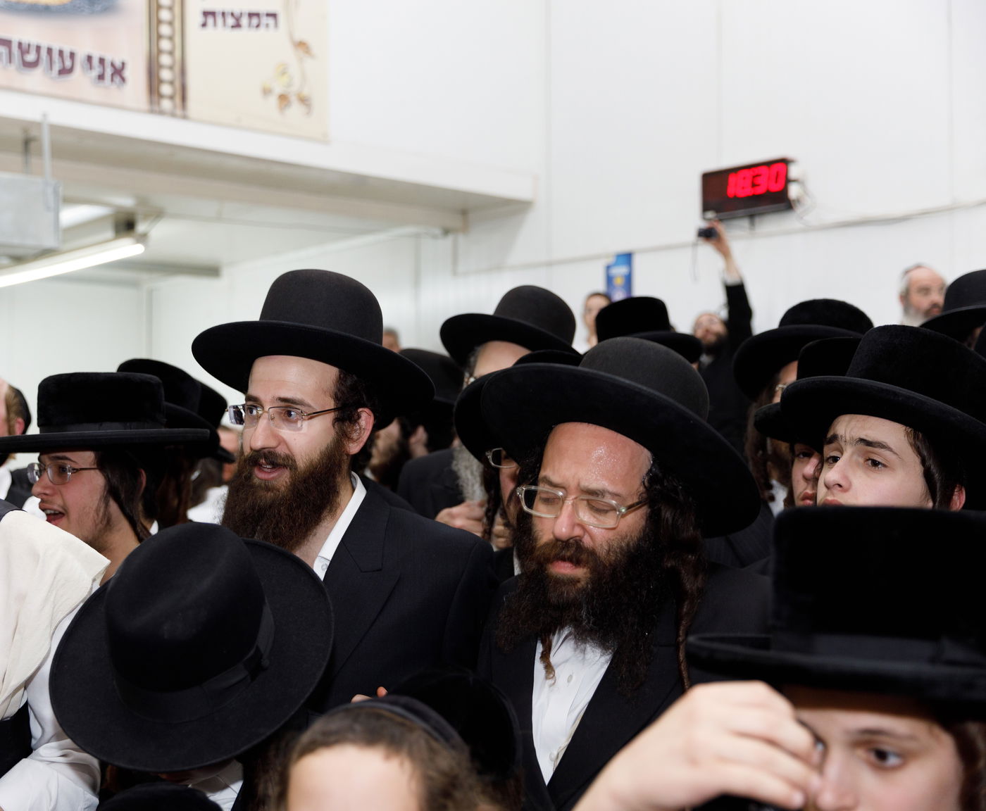 הגה"צ רבי יעקב מאיר שכטר באפיית המצות • תיעוד