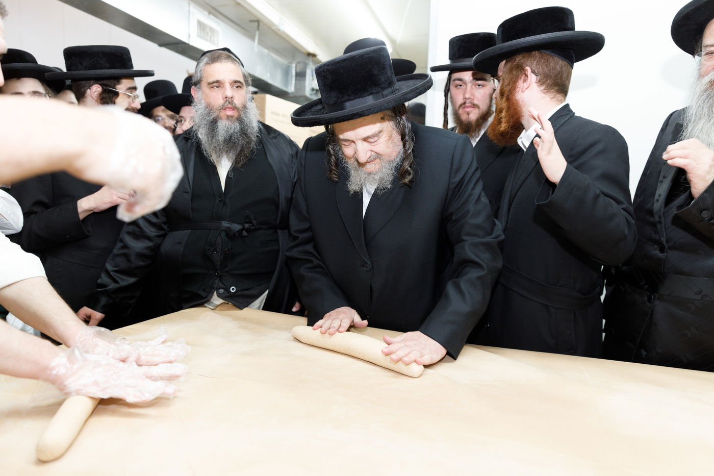 הגה"צ רבי יעקב מאיר שכטר באפיית המצות • תיעוד