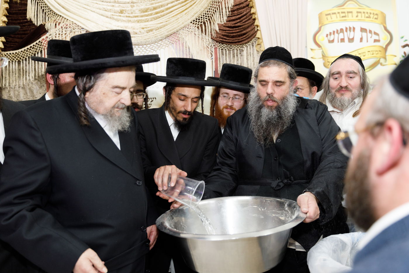 הגה"צ רבי יעקב מאיר שכטר באפיית המצות • תיעוד