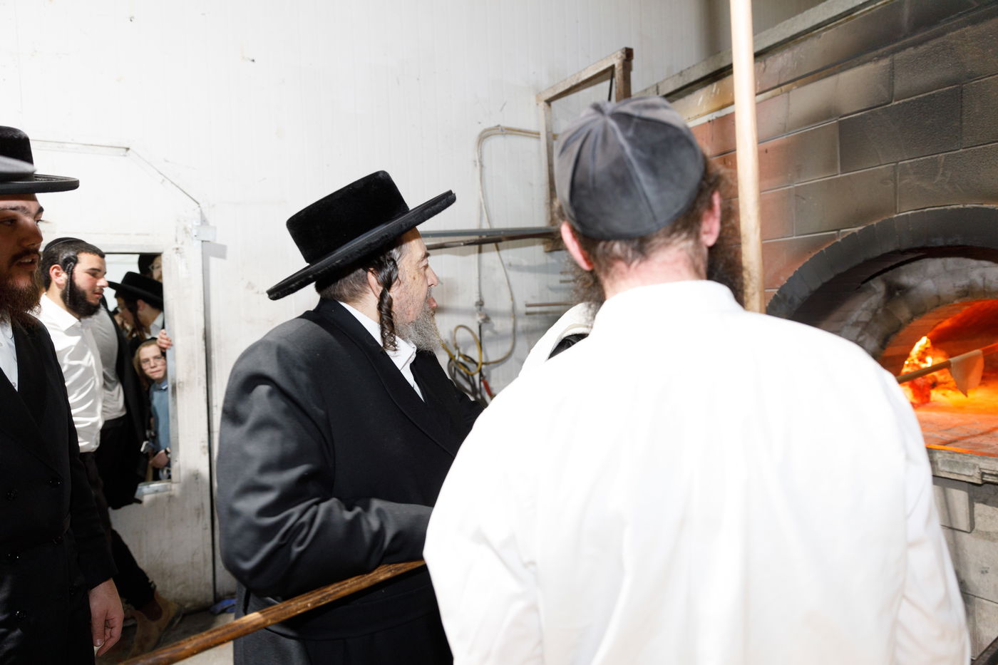 הגה"צ רבי יעקב מאיר שכטר באפיית המצות • תיעוד