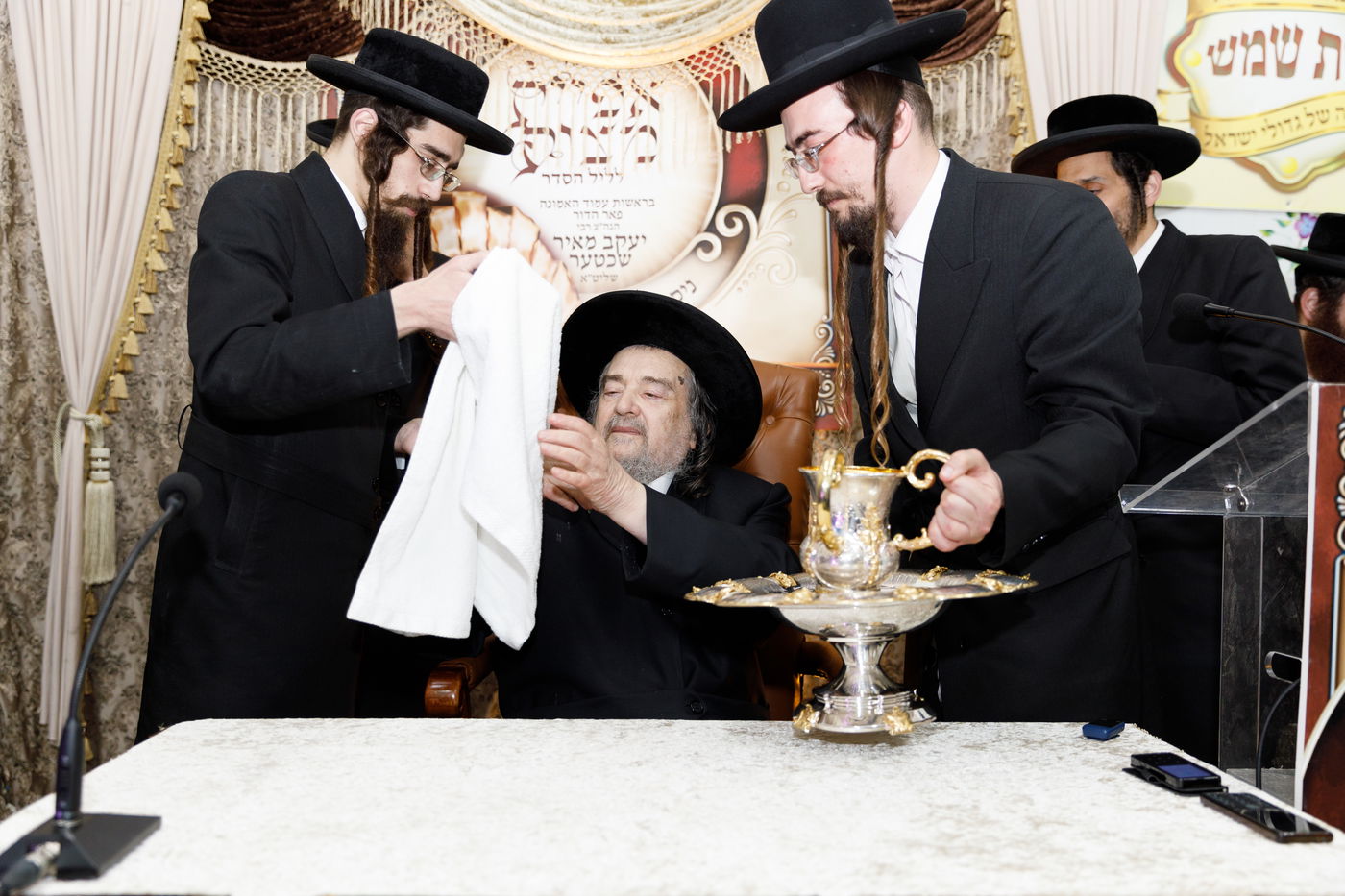 הגה"צ רבי יעקב מאיר שכטר באפיית המצות • תיעוד