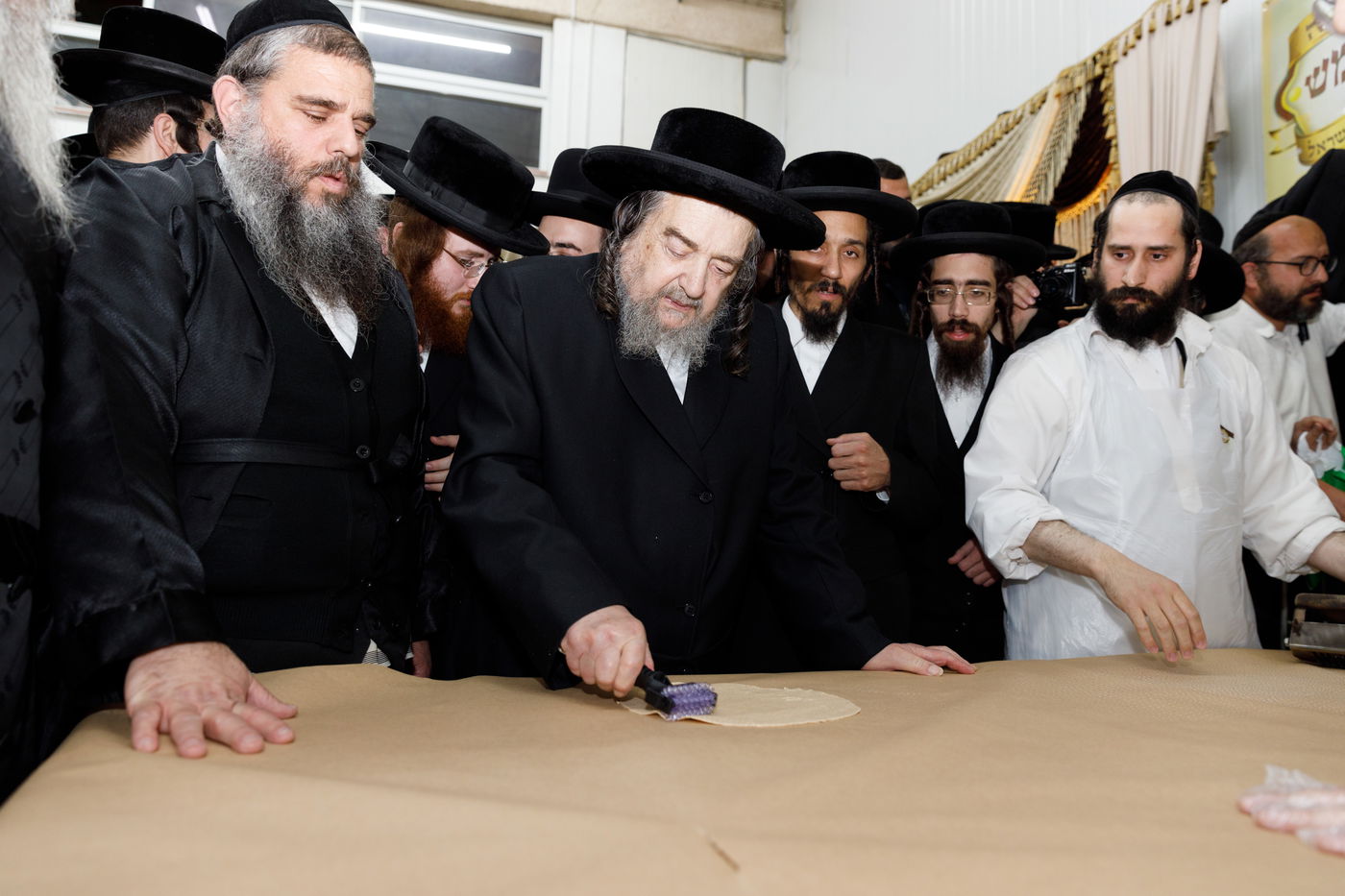 הגה"צ רבי יעקב מאיר שכטר באפיית המצות • תיעוד