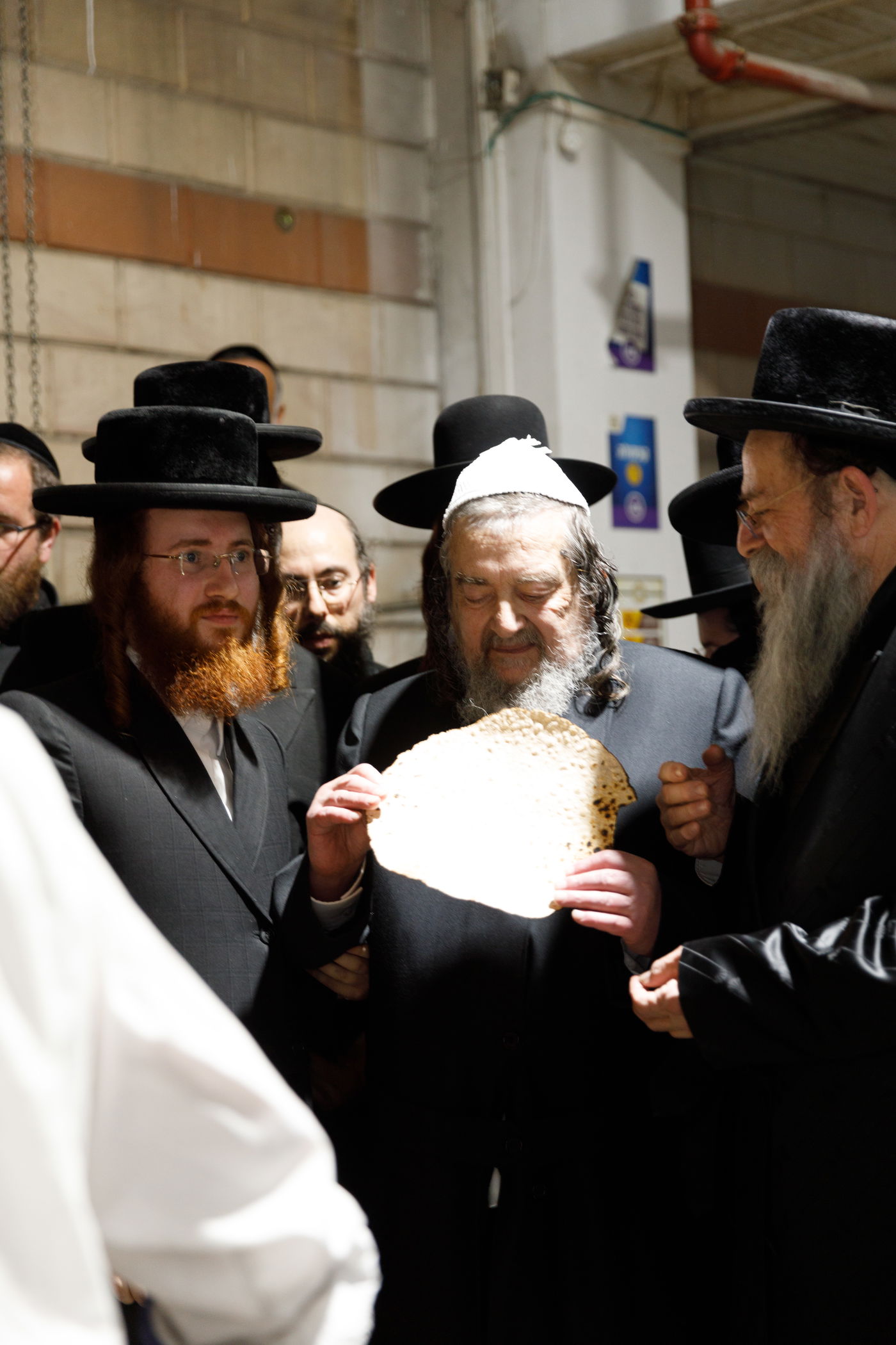 הגה"צ רבי יעקב מאיר שכטר באפיית המצות • תיעוד