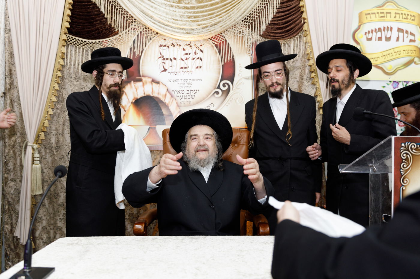 הגה"צ רבי יעקב מאיר שכטר באפיית המצות • תיעוד