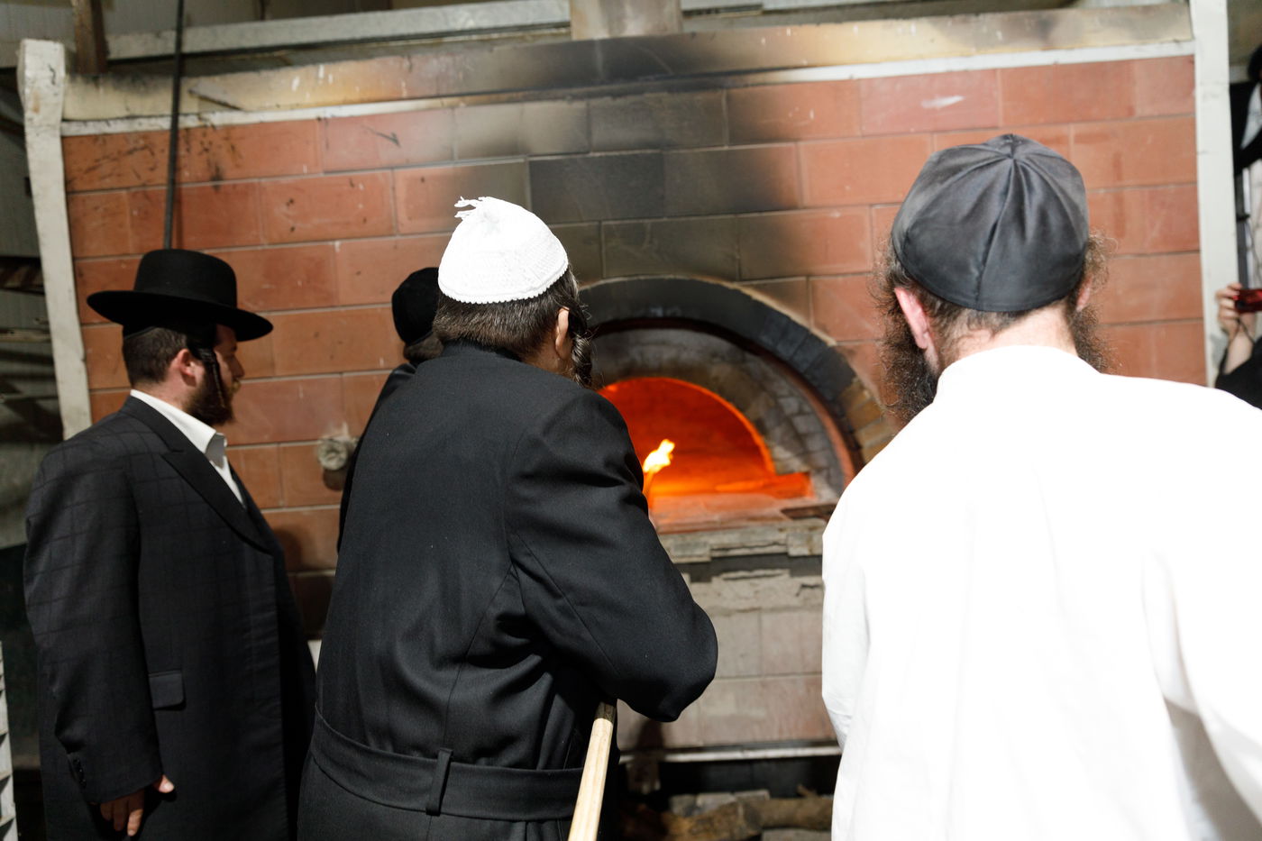 הגה"צ רבי יעקב מאיר שכטר באפיית המצות • תיעוד