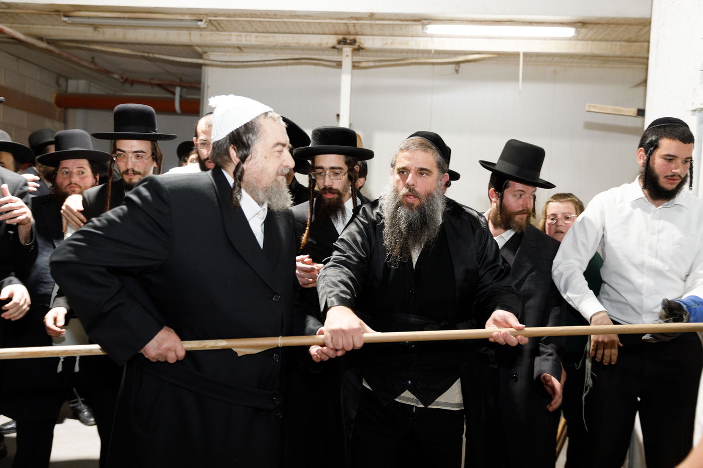 הגאון רבי יעקב מאיר שכטר באפיית מצות