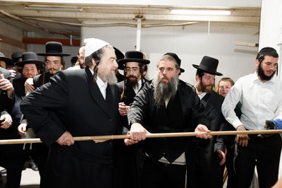 הגאון רבי יעקב מאיר שכטר באפיית מצות