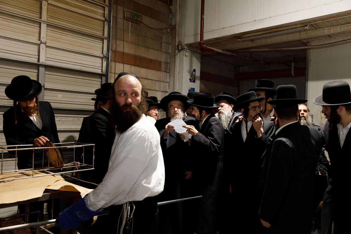 הגה"צ רבי יעקב מאיר שכטר באפיית המצות • תיעוד