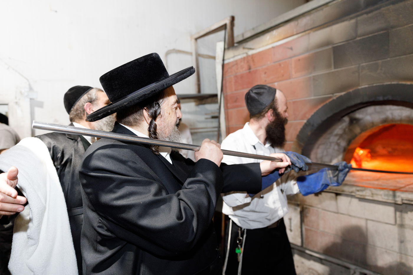 הגה"צ רבי יעקב מאיר שכטר באפיית המצות • תיעוד