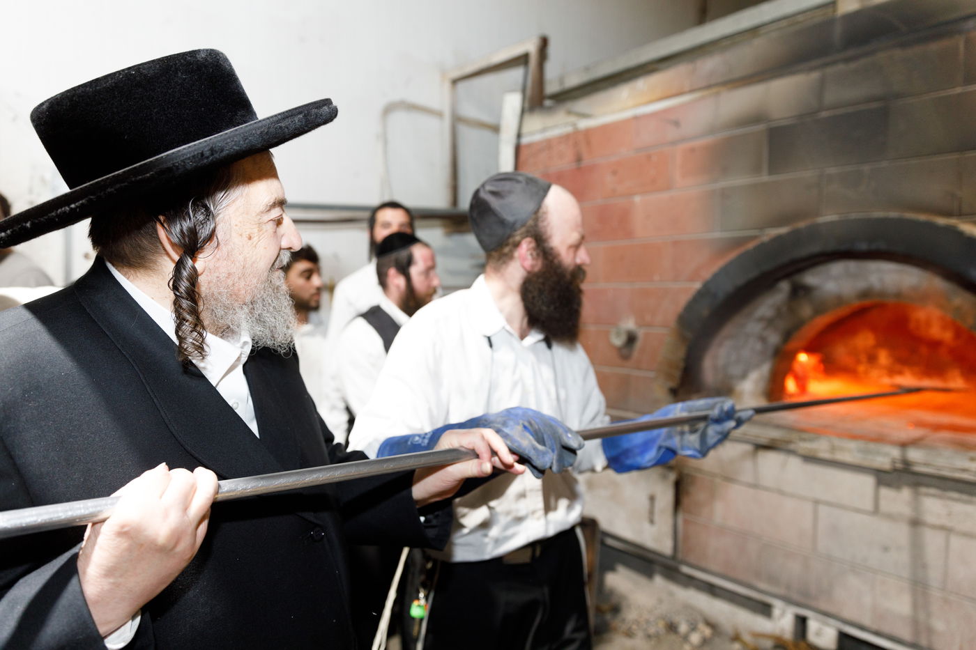 הגה"צ רבי יעקב מאיר שכטר באפיית המצות • תיעוד