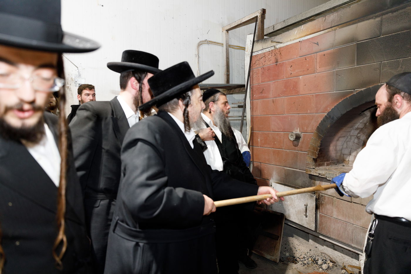 הגה"צ רבי יעקב מאיר שכטר באפיית המצות • תיעוד