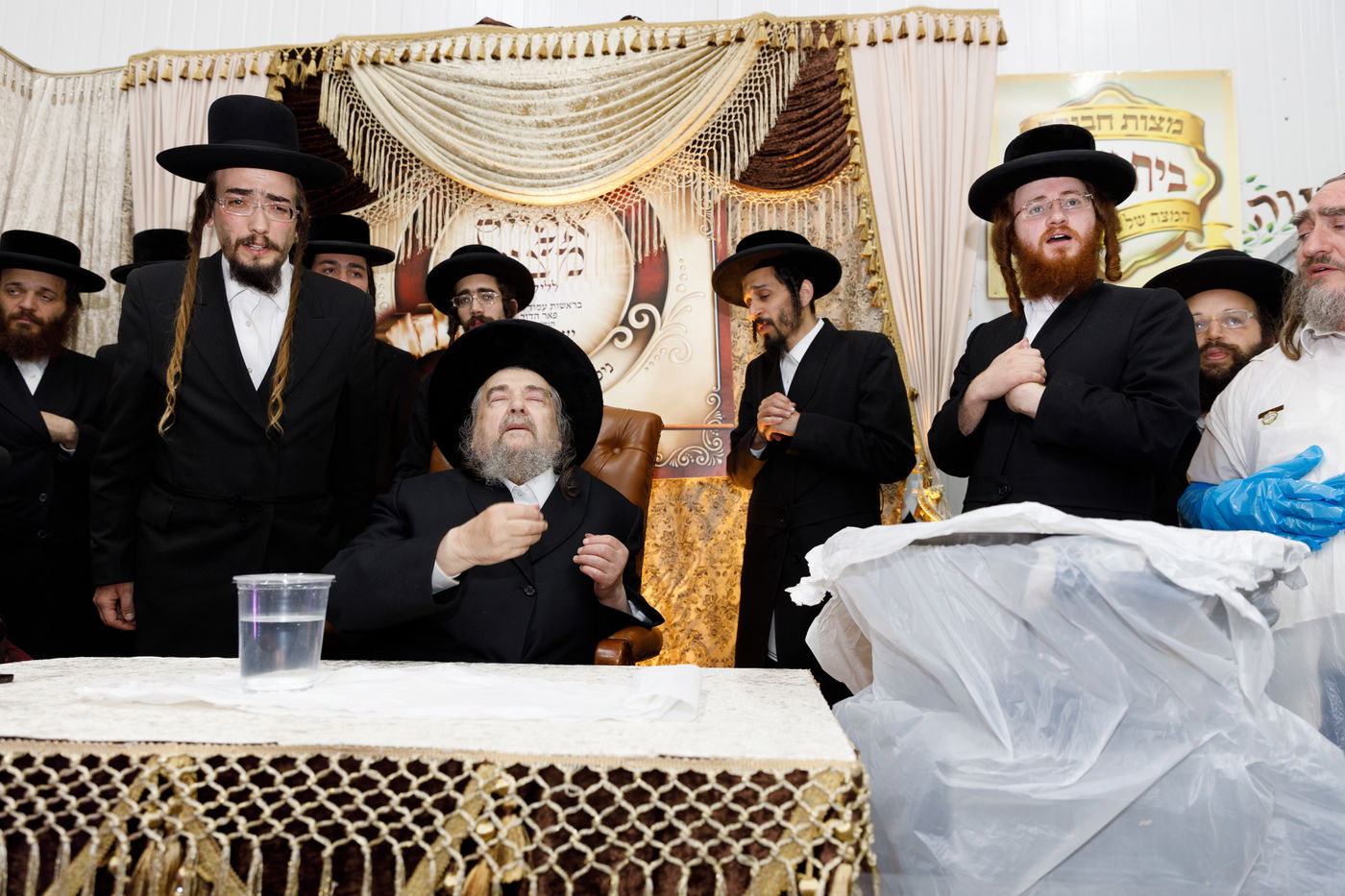 הגה"צ רבי יעקב מאיר שכטר באפיית המצות • תיעוד