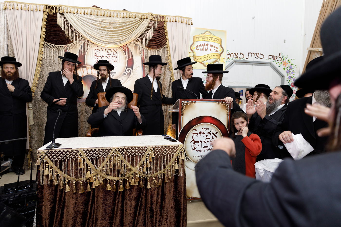 הגה"צ רבי יעקב מאיר שכטר באפיית המצות • תיעוד