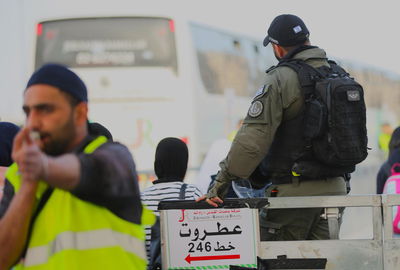 מאות ניסו להתבצר בהר הבית; המשטרה פעלה להרחיקם