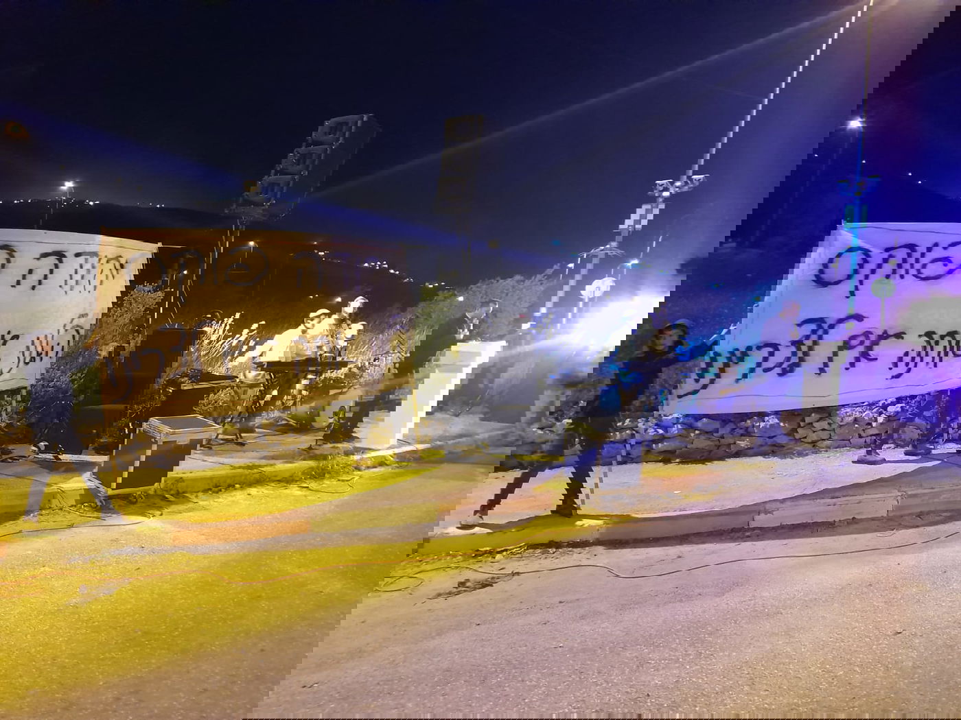 מאות הפגינו בכניסה לחווארה; שיפור במצבם של הפצועים