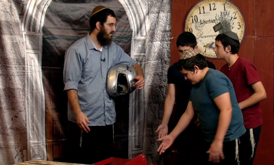 שלומקה מוצא משהו מוזר במחנה שנראה שנפל מהחלל