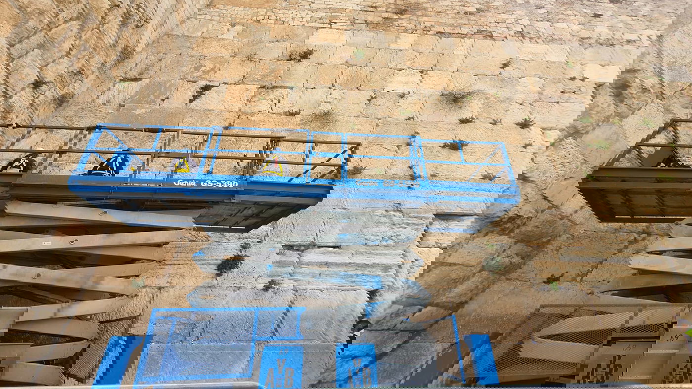 כך מנקים את 'שריד בית מקדשנו' לפני חג הפסח | תיעוד