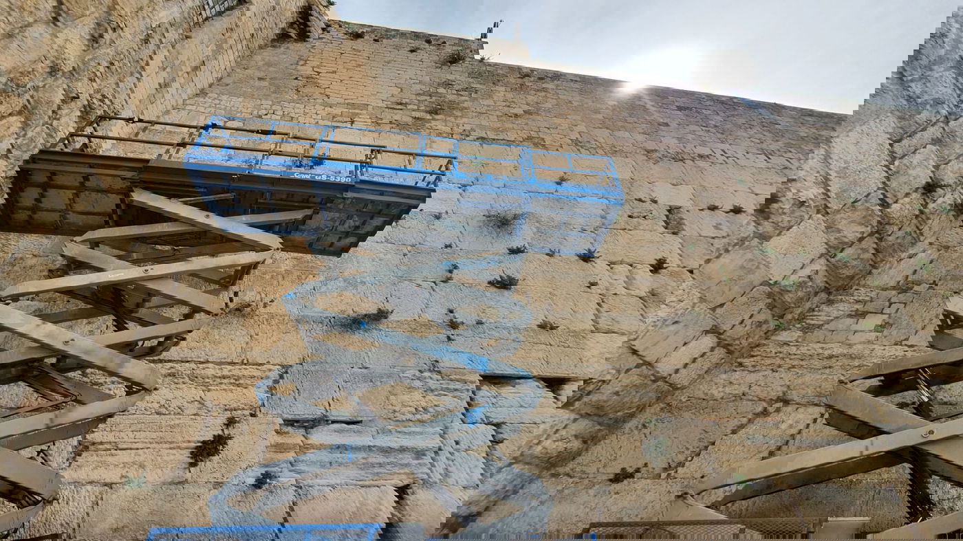 כך מנקים את 'שריד בית מקדשנו' לפני חג הפסח | תיעוד