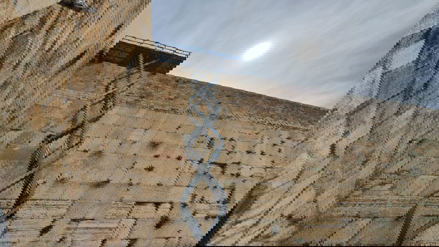 כך מנקים את 'שריד בית מקדשנו' לפני חג הפסח | תיעוד