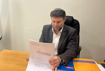 השר סמוטריץ' חותם על הצו