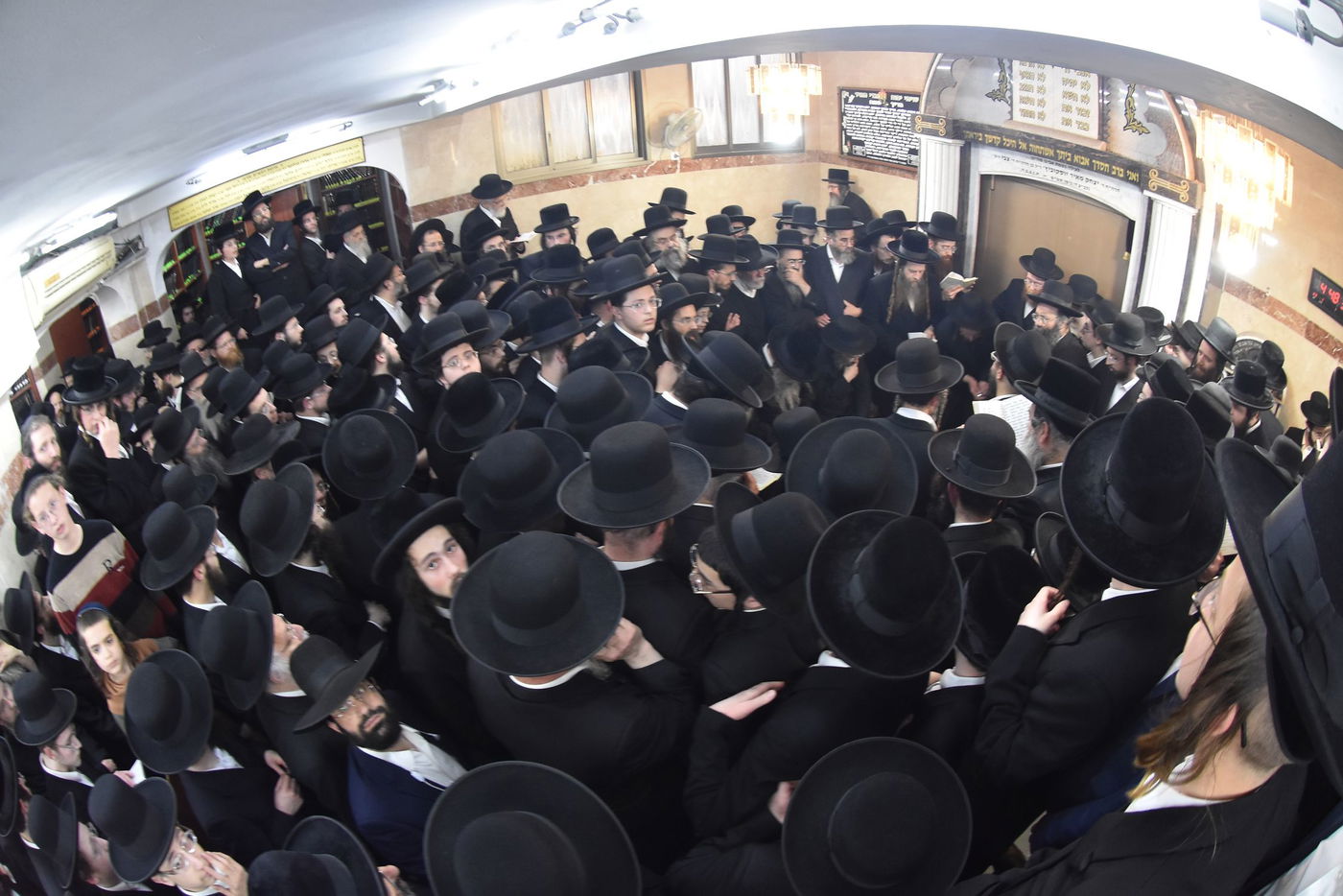 קהל המונים במסע הלווית כ"ק אדמו"ר מלובלין זצוק"ל 