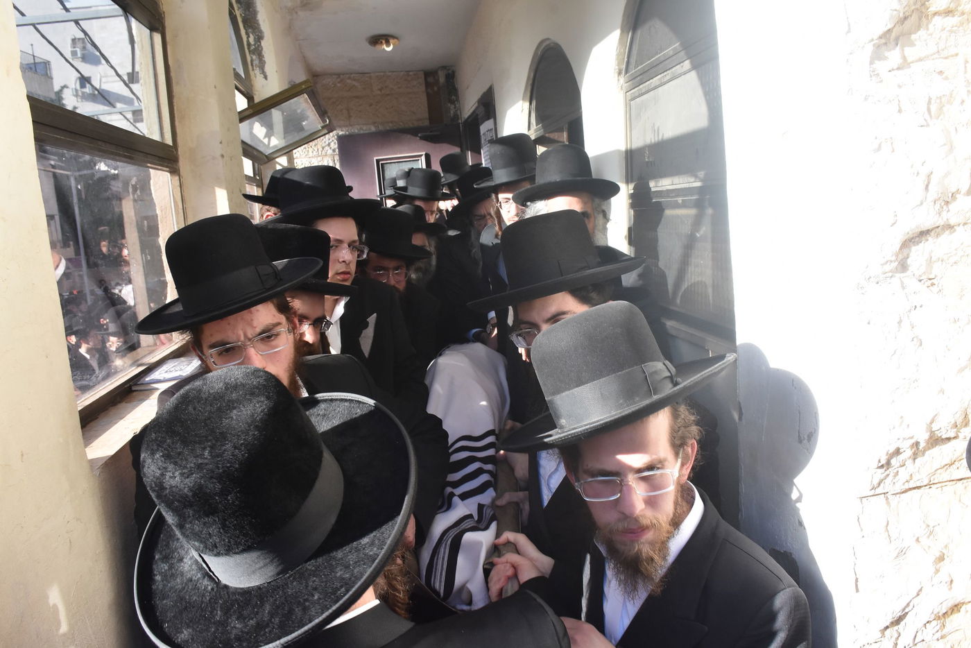 קהל המונים במסע הלווית כ"ק אדמו"ר מלובלין זצוק"ל 