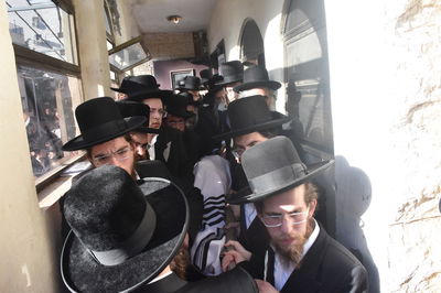 קהל המונים במסע הלווית כ"ק אדמו"ר מלובלין זצוק"ל 