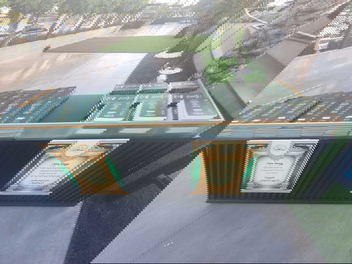 תיעוד מהחתונה: מצד הכלה - שוקי סלומון; מצד החתן - שמוליק הלפרין