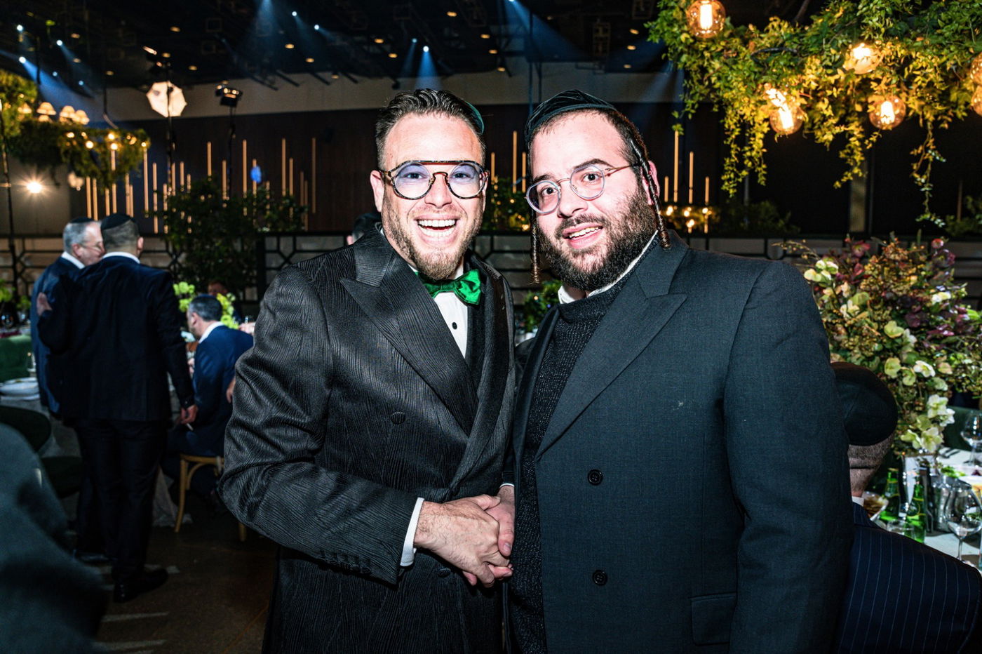 תיעוד מהחתונה: מצד הכלה - שוקי סלומון; מצד החתן - שמוליק הלפרין