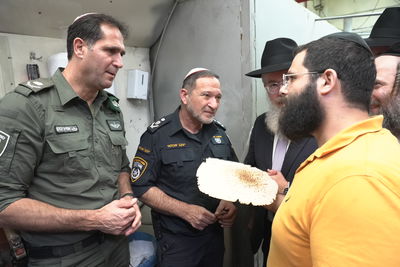 המפכ"ל קובי שבתאי ביקר במאפיית מצות: "שהאחדות תימשך"