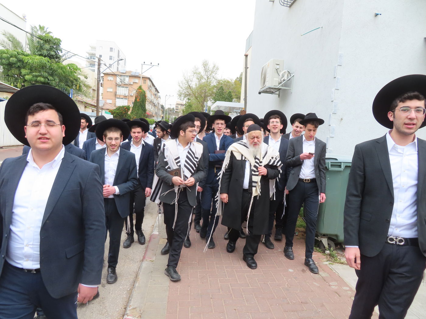 עם בחורים ותושבי המקום: חבר 'המועצת' ערך 'ברכת האילנות'