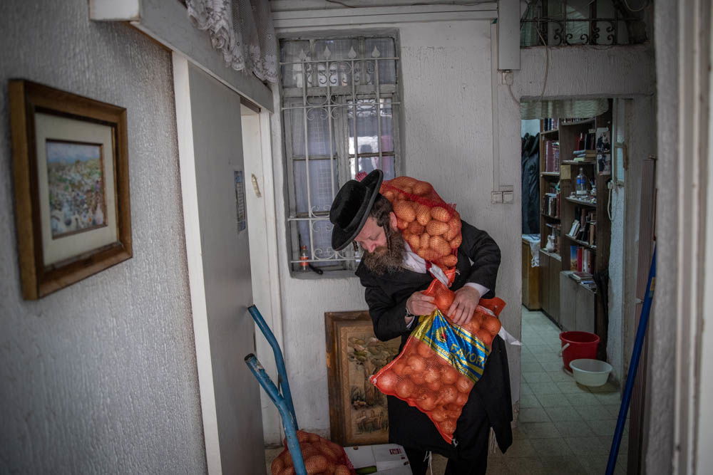 חלוקת 'קמחא דפסחא' במאה שערים