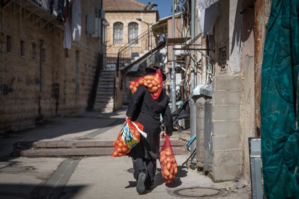 חלוקת 'קמחא דפסחא' במאה שערים