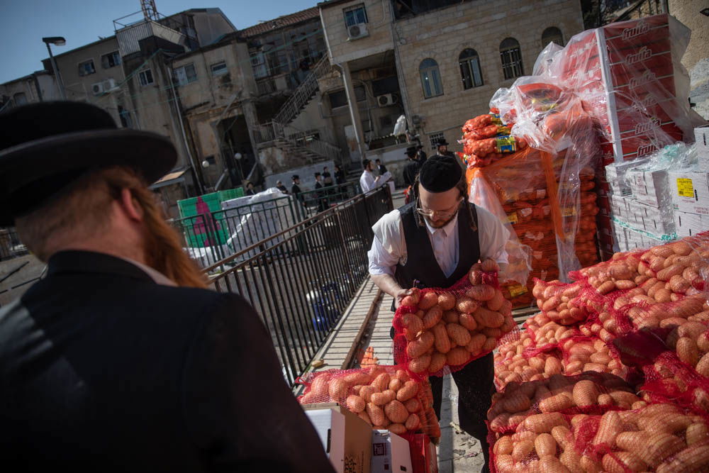 חלוקת 'קמחא דפסחא' במאה שערים