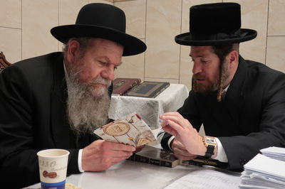 ראשי 'יד לאחים' במעונות של הגרמ"ש אדלשטיין