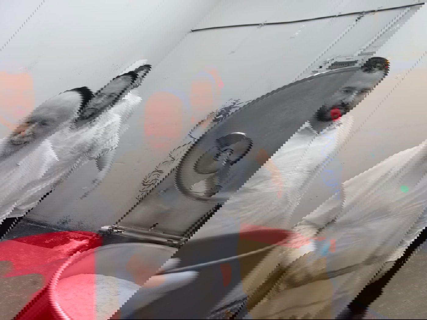 עם סיפורים וחיוכים: הגר"י זילברשטיין באפיית מצות • תיעוד