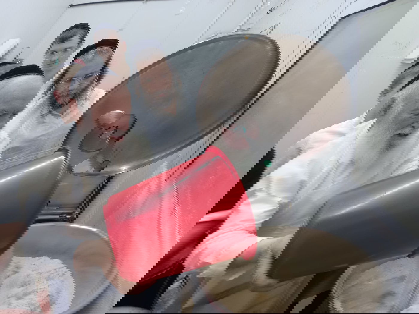 עם סיפורים וחיוכים: הגר"י זילברשטיין באפיית מצות • תיעוד