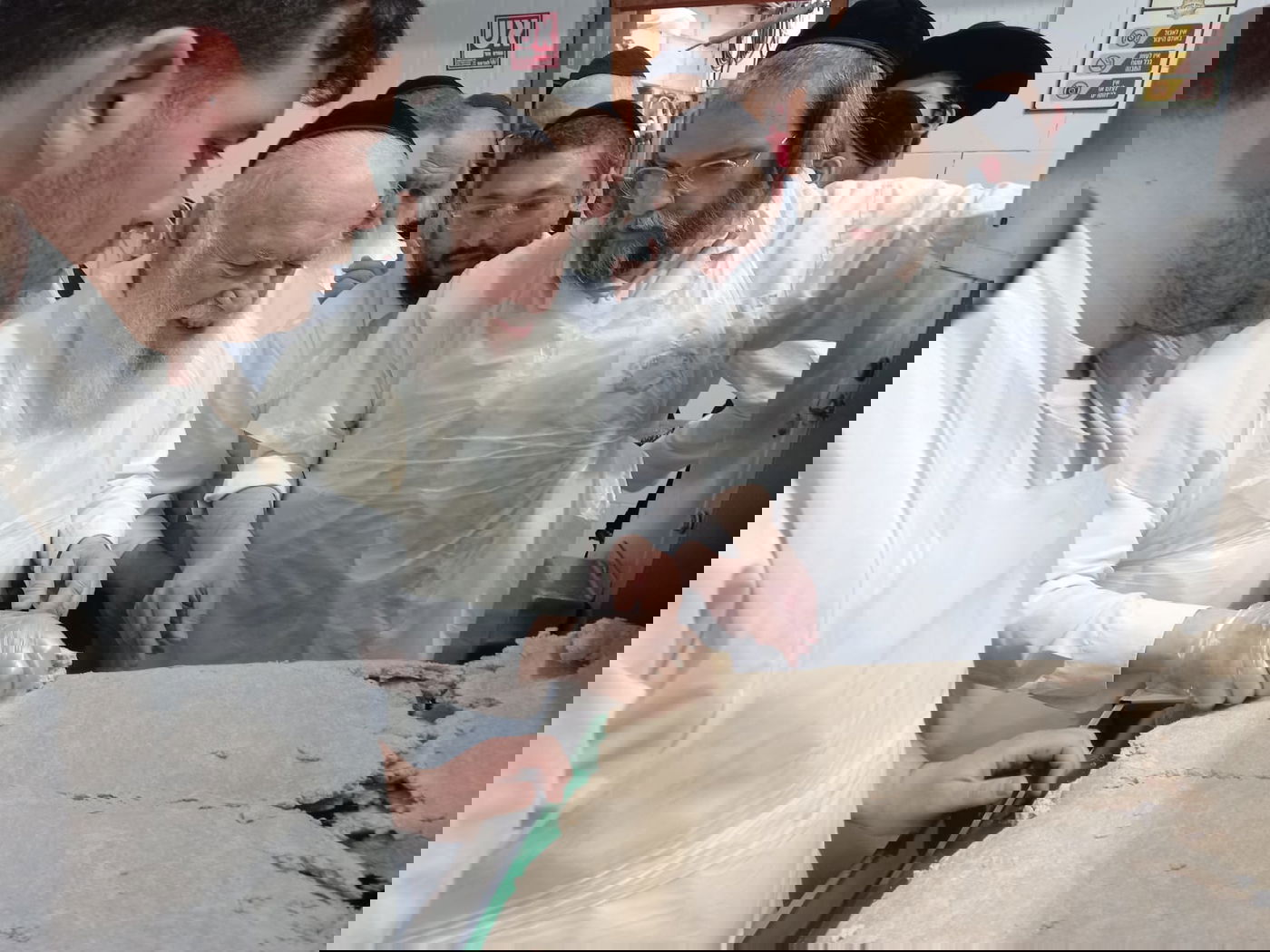 עם סיפורים וחיוכים: הגר"י זילברשטיין באפיית מצות • תיעוד