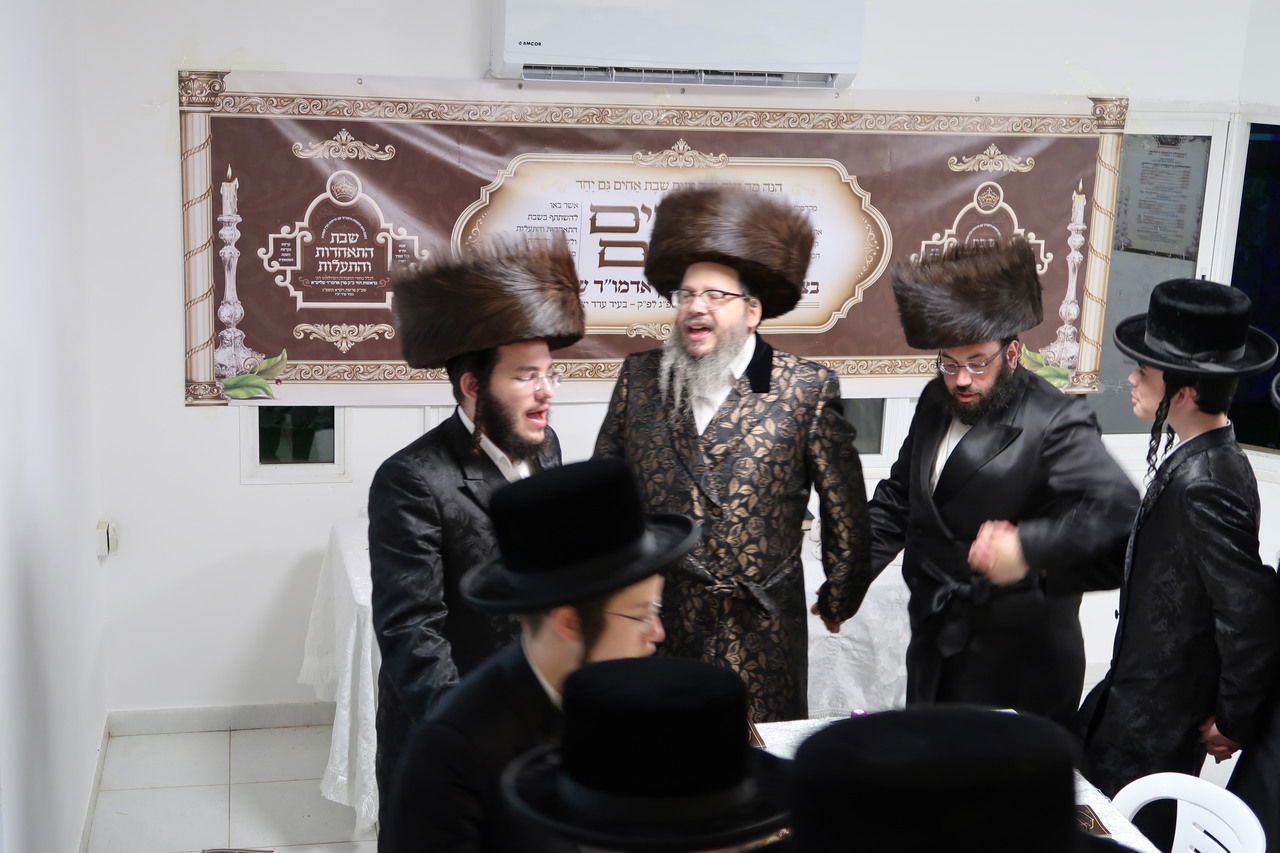 הרבי מבוסטון שבת עם בחורי החסידות בערד | תיעוד