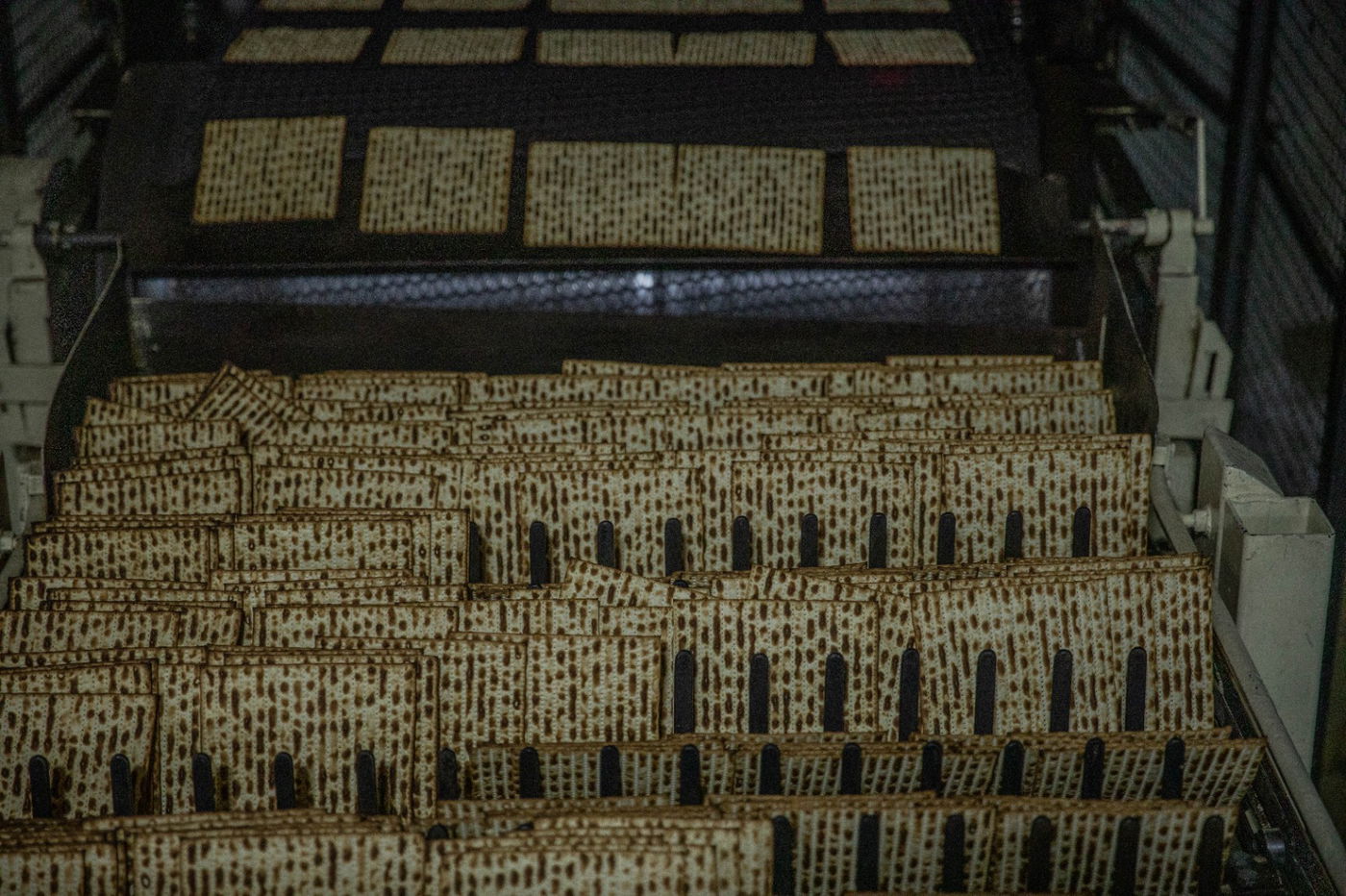 שלב אחר שלב: צלם 'כיכר' תיעד את שלבי הכנת מצות מכונה