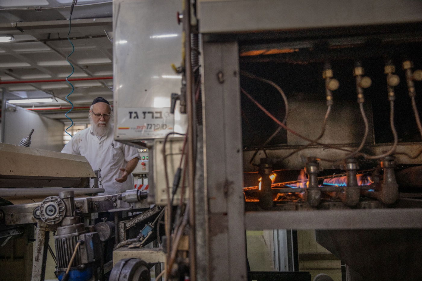 שלב אחר שלב: צלם 'כיכר' תיעד את שלבי הכנת מצות מכונה