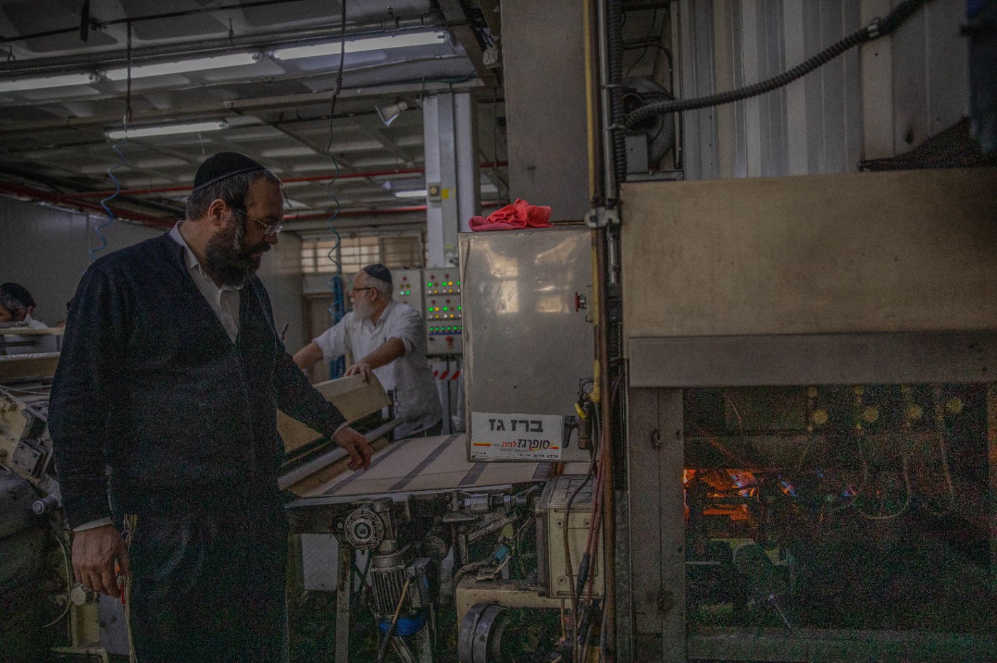 שלב אחר שלב: צלם 'כיכר' תיעד את שלבי הכנת מצות מכונה