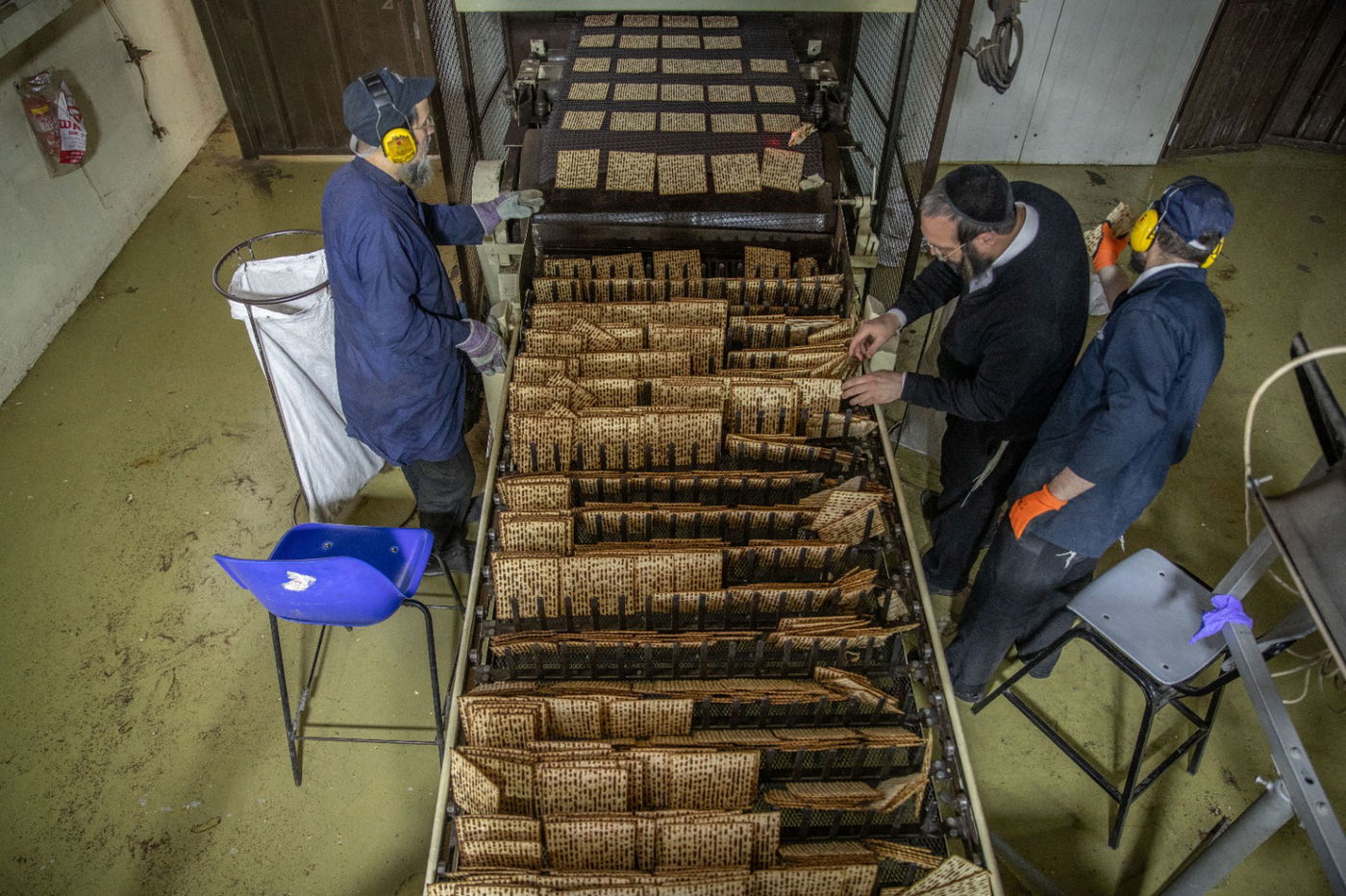 שלב אחר שלב: צלם 'כיכר' תיעד את שלבי הכנת מצות מכונה