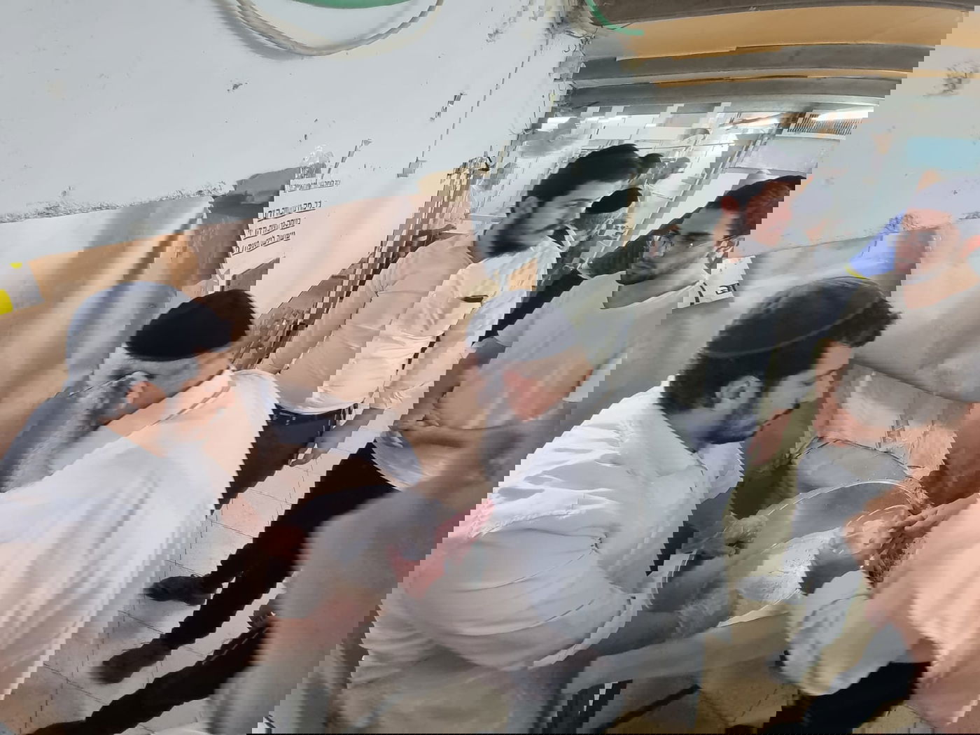 "החבורה" הוותיקה: חתנו ובנו של מרן שר התורה זצוק"ל באפיית מצות | תיעוד